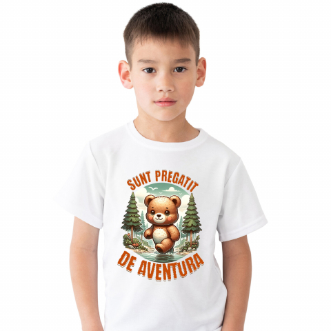 Tricou Femei, Barbati, Copii, Fata, Baiat, Unisex Personalizat "Urs de Pluș Maro în Pădure și Râu cu Apă Cristalină – Pregătit pentru Aventură" [1]