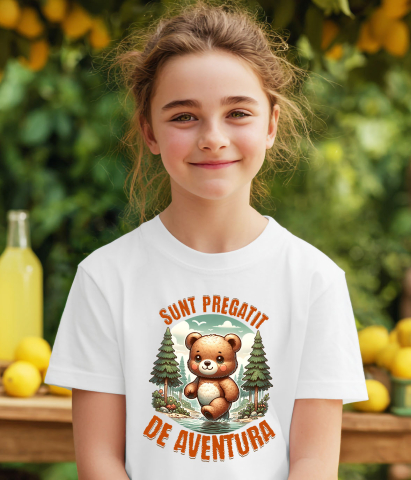 Tricou Femei, Barbati, Copii, Fata, Baiat, Unisex Personalizat "Urs de Pluș Maro în Pădure și Râu cu Apă Cristalină – Pregătit pentru Aventură" [2]