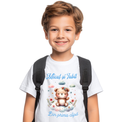 Familie - Tricou Femei, Barbati, Copii, Fata, Baiat, Unisex Personalizat Cadou Personalizat „Micuț Și Iubit Din Prima Zi” | Ursuleț De Pluș Maro Pe Norisor