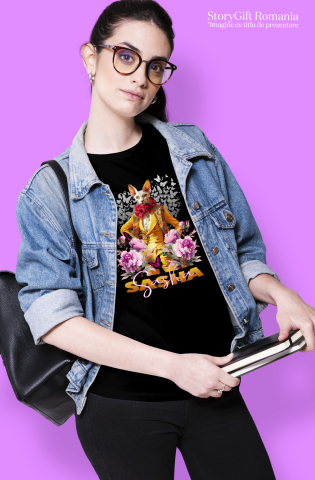 Tricou Femei cu Animal La Moda in Costum Galben, Inconjurat de Flori, Peronalizata cu Numele si Poza Animalului Tau cu imprimeu pe Fata, 100% Bumbac, Negru, XS [1]