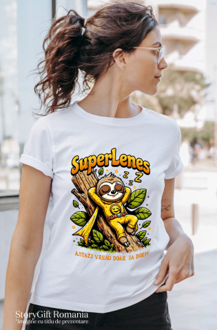 Tricou Femei, Barbati, Copii, Fata, Baiat, Unisex Personalizat Animal Lenes Dormind Pe Trunchi Copac Cu Costum Super Erou Galben – Cadou Personalizat „Astăzi Vreau Doar Să Dorm” [1]