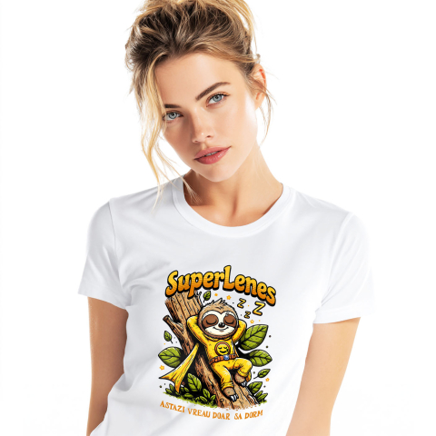 Tricou Femei, Barbati, Copii, Fata, Baiat, Unisex Personalizat Animal Lenes Dormind Pe Trunchi Copac Cu Costum Super Erou Galben – Cadou Personalizat „Astăzi Vreau Doar Să Dorm”