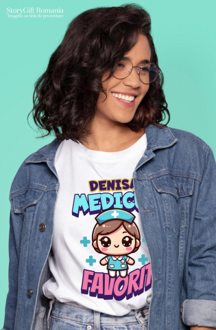 Tricou Femei, Barbati, Copii, Fata, Baiat, Unisex Personalizat Asistentă Medicală în Ținută Albastră – Design Personalizat pentru Profesioniști [1]