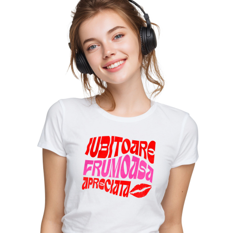 Citate - Tricou Femei, Barbati, Copii, Fata, Baiat, Unisex Personalizat Femeie Iubitoare și Fericită - Mesaj Colorat cu Urme de Buze Roșii | Cadouri Personalizate pentru Femei