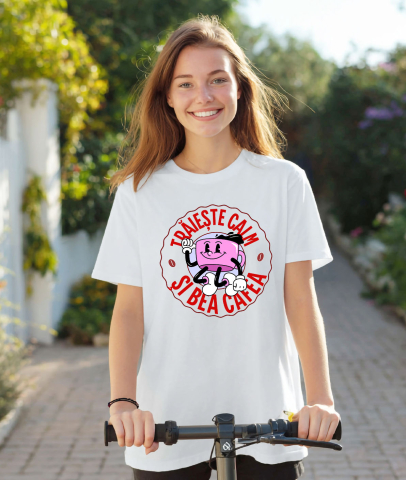 Tricou Femei, Barbati, Copii, Fata, Baiat, Unisex Personalizat „Cană de Cafea Veselă – Trăiește Calm și Bea Cafea cu un Dans Amuzant” [1]