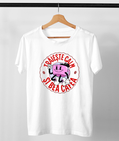 Tricou Femei, Barbati, Copii, Fata, Baiat, Unisex Personalizat „Cană de Cafea Veselă – Trăiește Calm și Bea Cafea cu un Dans Amuzant” [2]