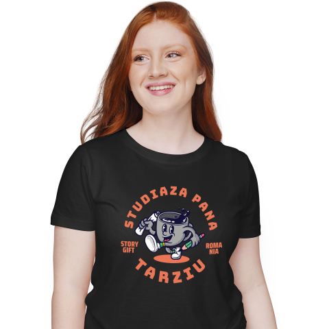 Bauturi - Tricou Femei, Barbati, Copii, Fata, Baiat, Unisex Personalizat „Cană De Cafea Veselă 'Studiana Până Târziu' – Cadou pentru Studenți și Iubitorii De Cafea”