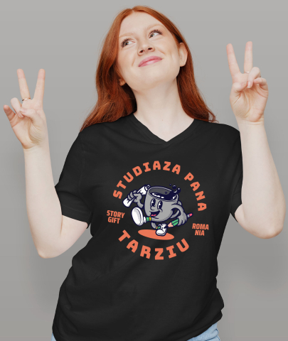 Tricou Femei, Barbati, Copii, Fata, Baiat, Unisex Personalizat „Cană De Cafea Veselă 'Studiana Până Târziu' – Cadou pentru Studenți și Iubitorii De Cafea” [1]