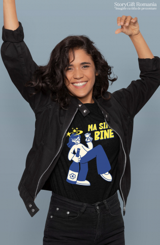 Tricou Femei, Barbati, Copii, Fata, Baiat, Unisex Personalizat „Fată cu Pahar de Vin și Sticlă Personalizată - Cadou Energic pentru Femei și Prieteni” [1]