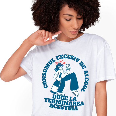 Tricou Femei, Barbati, Copii, Fata, Baiat, Unisex Personalizat „Fată cu Pahar de Vin și Steluțe Colorate – Sticlă Imensă de Alcool, Cadou Distractiv pentru Petreceri și Prieteni”