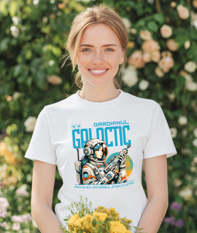 Tricou Femei, Barbati, Copii, Fata, Baiat, Unisex Personalizat Fata În Costum Spațial Cu Arma – Cadou Personalizat „Gardianul Galactic Protejez Universul” Pentru Copii [1]
