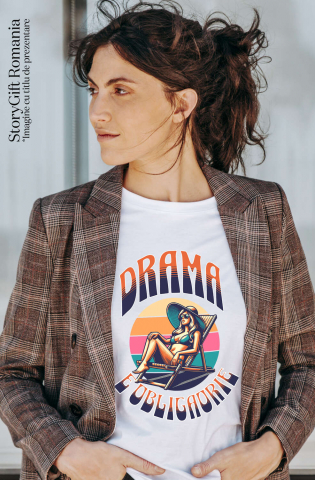 Tricou Femei, Barbati, Copii, Fata, Baiat, Unisex Personalizat Femeie pe Șezlong cu Pălărie și Ochelari de Soare - Cadou Personalizat Vacanță și Relaxare [1]