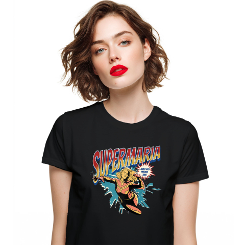 Tricou Femei, Barbati, Copii, Fata, Baiat, Unisex Personalizat Femeie Puternică În Costum De Super Erou – Cadou Personalizat „Super Maria Sunt Aici Pentru Tine”