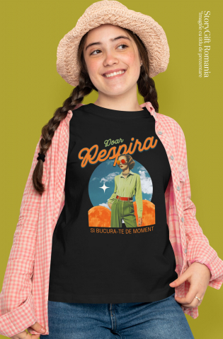 Tricou Femei, Barbati, Copii, Fata, Baiat, Unisex Personalizat Femeie Stil Retro cu Ochelari Aviator și Mesaj "Doar Respiră și Bucură-te de Moment" - Cadouri Personalizate cu Artă Abstractă și Inspirație [1]