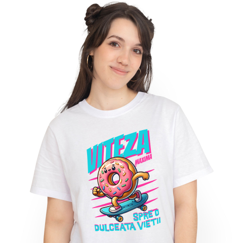 Sport - Tricou Femei, Barbati, Copii, Fata, Baiat, Unisex Personalizat Gogoasă Glazurată Roz Pe Skateboard – Design Amuzant și Personalizat