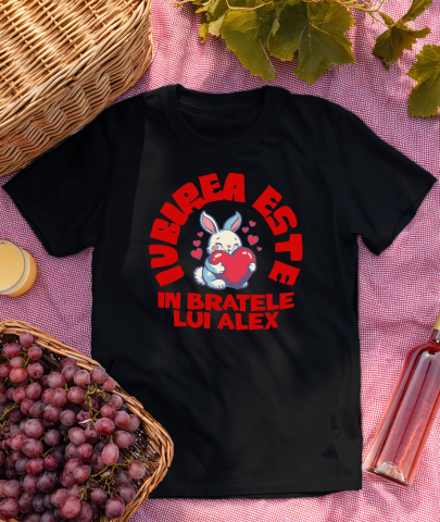 Tricou Femei, Barbati, Copii, Fata, Baiat, Unisex Personalizat Iepuraș cu Inimă Roșie și Mesaj „Iubirea este doar în brațele lui Alex” – Cadou Personalizat [2]
