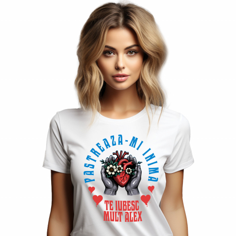 Tricou Femei, Barbati, Copii, Fata, Baiat, Unisex Personalizat „Inima Cu Flori Albe în Mâini Umane - Cadou Personalizat „Păstrează-ți Inima, Te Iubesc Mult Alex” pentru Familie, Copii și Prieteni”