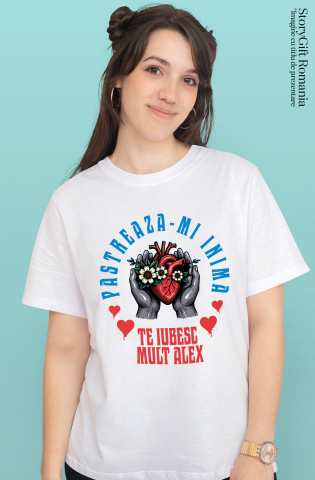 Tricou Femei, Barbati, Copii, Fata, Baiat, Unisex Personalizat „Inima Cu Flori Albe în Mâini Umane - Cadou Personalizat „Păstrează-ți Inima, Te Iubesc Mult Alex” pentru Familie, Copii și Prieteni” [1]