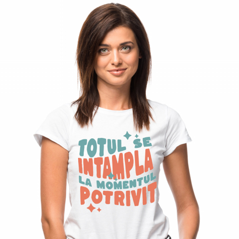 Tricou Femei, Barbati, Copii, Fata, Baiat, Unisex Personalizat Totul se Întâmplă la Momentul Potrivit – Tricou Motivațional cu Stele