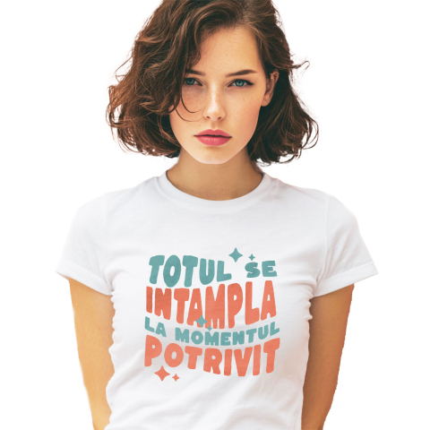 Citate - Tricou Femei, Barbati, Copii, Fata, Baiat, Unisex Personalizat Totul se Întâmplă la Momentul Potrivit – Tricou Motivațional cu Stele