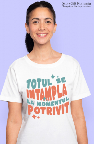 Tricou Femei, Barbati, Copii, Fata, Baiat, Unisex Personalizat Totul se Întâmplă la Momentul Potrivit – Tricou Motivațional cu Stele [1]