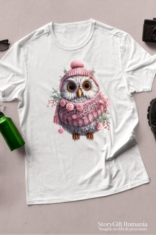 Tricou Femei cu o bufnita cu haine groase, caciula, ilustratie, frig, haine calduroase, iarna, ger, ochi patrunzatori,  cu imprimeu pe Fata, 100% Bumbac, Alb, M [2]