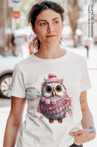 Tricou Femei cu o bufnita cu haine groase, caciula, ilustratie, frig, haine calduroase, iarna, ger, ochi patrunzatori,  cu imprimeu pe Fata, 100% Bumbac, Alb, M [1]