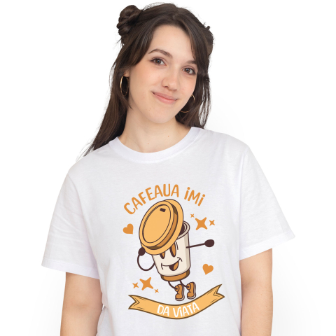 Bauturi - Tricou Femei, Barbati, Copii, Fata, Baiat, Unisex Personalizat „Pahar De Cafea Personalizat 'Cafeaua Îmi Dă Viață' – Cadou pentru Iubitorii de Dans și Cafea”