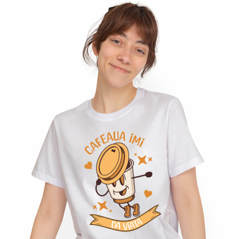 bauturi - Tricou Femei, Barbati, Copii, Fata, Baiat, Unisex Personalizat „Pahar De Cafea Personalizat 'Cafeaua Îmi Dă Viață' – Cadou pentru Iubitorii de Dans și Cafea”