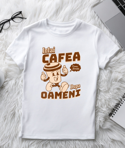 Tricou Femei, Barbati, Copii, Fata, Baiat, Unisex Personalizat „Pahar De Cafea Vesel „Intai Cafea Dupa Oameni” – Cadou Amuzant pentru Iubitorii de Cafea” [2]