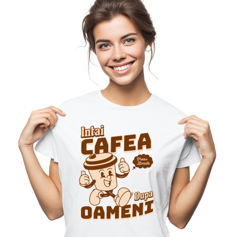 Tricou Femei, Barbati, Copii, Fata, Baiat, Unisex Personalizat „Pahar De Cafea Vesel „Intai Cafea Dupa Oameni” – Cadou Amuzant pentru Iubitorii de Cafea”