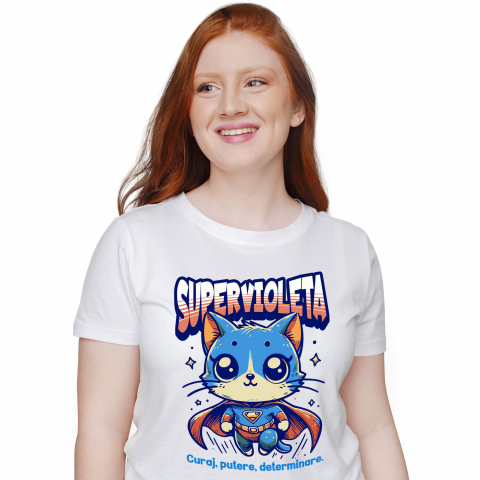 Tricou Femei, Barbati, Copii, Fata, Baiat, Unisex Personalizat Pisica Albastră În Costum De Super Erou – Cadou Personalizat „SuperVioleta Curaj Putere Determinare”