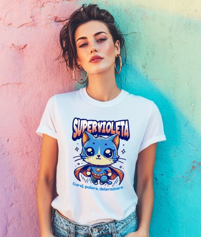 Tricou Femei, Barbati, Copii, Fata, Baiat, Unisex Personalizat Pisica Albastră În Costum De Super Erou – Cadou Personalizat „SuperVioleta Curaj Putere Determinare” [1]