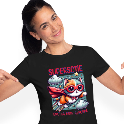 Tricou Femei, Barbati, Copii, Fata, Baiat, Unisex Personalizat Pisica Cu Masca Si Pelerina Rosie În Zbor – Cadou Personalizat „Super Sotie Eroina Prin Alegeri”