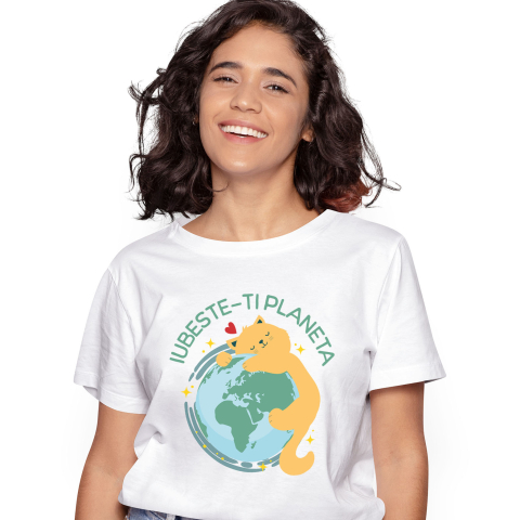 Tricou Femei, Barbati, Copii, Fata, Baiat, Unisex Personalizat "Pisica Galbenă Îmbrățișând Planeta Pământ - Iubește-ți Planeta, Cadou Ecologic pentru Familie și Copii"