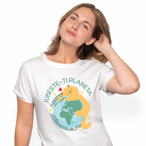 Tricou Femei, Barbati, Copii, Fata, Baiat, Unisex Personalizat "Pisica Galbenă Îmbrățișând Planeta Pământ - Iubește-ți Planeta, Cadou Ecologic pentru Familie și Copii"