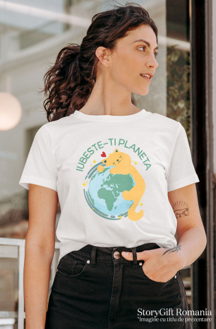 Tricou Femei, Barbati, Copii, Fata, Baiat, Unisex Personalizat "Pisica Galbenă Îmbrățișând Planeta Pământ - Iubește-ți Planeta, Cadou Ecologic pentru Familie și Copii" [1]
