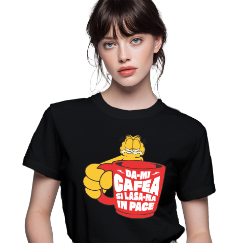 Tricou Femei, Barbati, Copii, Fata, Baiat, Unisex Personalizat „Cana Garfield Imensă cu Cafea - Mesaj Haios „Dă-mi Cafea și Lasa-mă în Pace” – Cadou Perfect pentru Iubitorii de Pisici și Cafea”