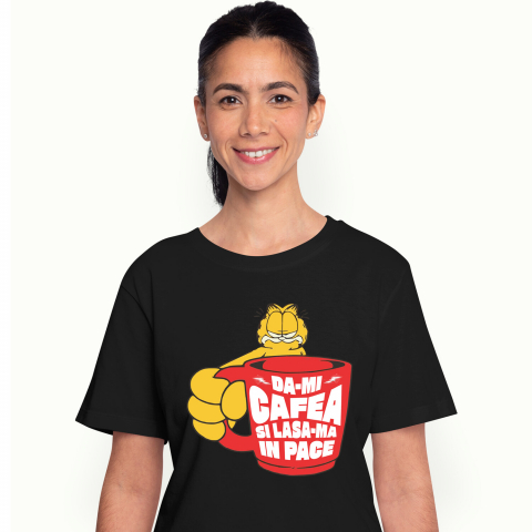 Tricou Femei, Barbati, Copii, Fata, Baiat, Unisex Personalizat „Cana Garfield Imensă cu Cafea - Mesaj Haios „Dă-mi Cafea și Lasa-mă în Pace” – Cadou Perfect pentru Iubitorii de Pisici și Cafea”