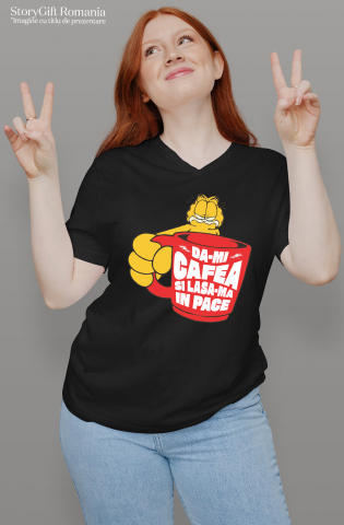 Tricou Femei, Barbati, Copii, Fata, Baiat, Unisex Personalizat „Cana Garfield Imensă cu Cafea - Mesaj Haios „Dă-mi Cafea și Lasa-mă în Pace” – Cadou Perfect pentru Iubitorii de Pisici și Cafea” [1]