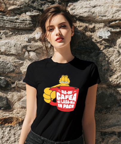 Tricou Femei, Barbati, Copii, Fata, Baiat, Unisex Personalizat „Cana Garfield Imensă cu Cafea - Mesaj Haios „Dă-mi Cafea și Lasa-mă în Pace” – Cadou Perfect pentru Iubitorii de Pisici și Cafea” [1]