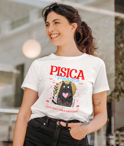 Tricou Femei, Barbati, Copii, Fata, Baiat, Unisex Personalizat "Pisica Neagră cu Inima Roz - Cadou Amuzant pentru Iubitori de Pisici" [1]