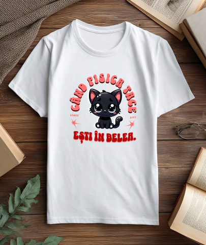 Tricou Femei, Barbati, Copii, Fata, Baiat, Unisex Personalizat Pisica Neagră Tristă „Când Pisica Tace Esti În Belea” – Cadou Amuzant Pentru Iubitorii De Pisici [2]