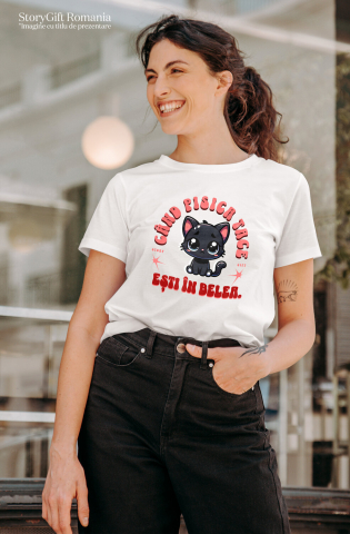 Tricou Femei, Barbati, Copii, Fata, Baiat, Unisex Personalizat Pisica Neagră Tristă „Când Pisica Tace Esti În Belea” – Cadou Amuzant Pentru Iubitorii De Pisici [1]