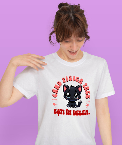 Tricou Femei, Barbati, Copii, Fata, Baiat, Unisex Personalizat Pisica Neagră Tristă „Când Pisica Tace Esti În Belea” – Cadou Amuzant Pentru Iubitorii De Pisici [1]