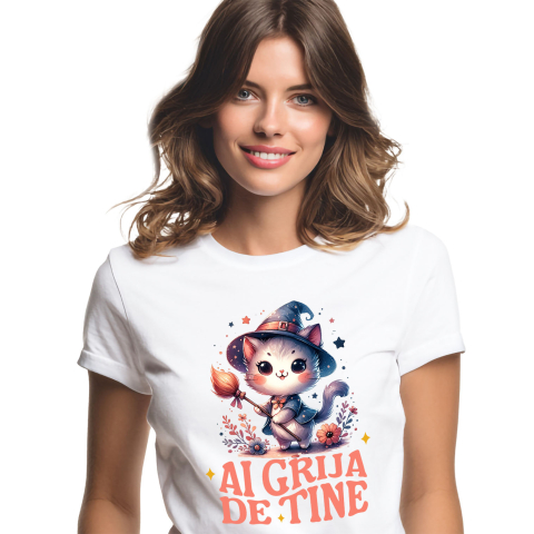 Halloween - Tricou Femei, Barbati, Copii, Fata, Baiat, Unisex Personalizat Pisica Pufoasă cu Mătura de Vrăjitoare | Cadou Halloween Adorabil