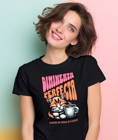 Tricou Femei, Barbati, Copii, Fata, Baiat, Unisex Personalizat „Pisică Somnoroasă cu Cană de Cafea – Dimineața Perfectă pentru Iubitorii de Pisici” [1]
