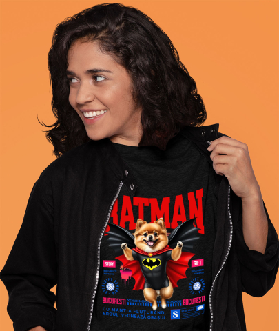 Tricou Femei, Barbati, Copii, Fata, Baiat, Unisex Personalizat Pomeranian în Costum de Batman – Supereroul Blănos Perfect pentru Copii și Iubitorii de Animale [1]