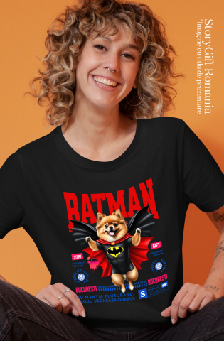 Tricou Femei, Barbati, Copii, Fata, Baiat, Unisex Personalizat Pomeranian în Costum de Batman – Supereroul Blănos Perfect pentru Copii și Iubitorii de Animale [1]