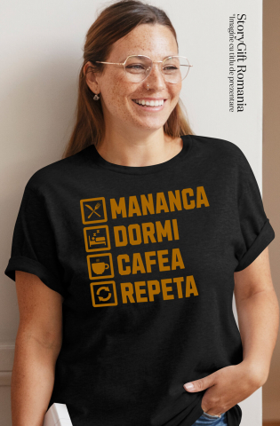 Tricou Femei, Barbati, Copii, Fata, Baiat, Unisex Personalizat „Cană Personalizată „Mănâncă, Dormi, Cafea, Repetă” - Cadou Haioas pentru Iubitorii de Energie Dimineața” [1]